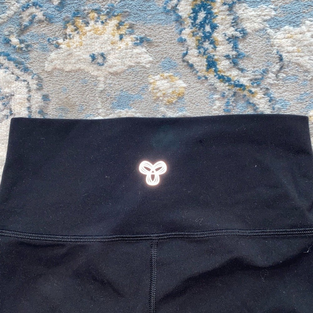 Aritzia TnAction biker shorts